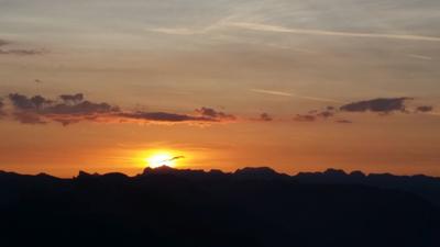 Tag 5 01 Sonnenaufgang Goiserer Hütte Blick auf Loser.jpg